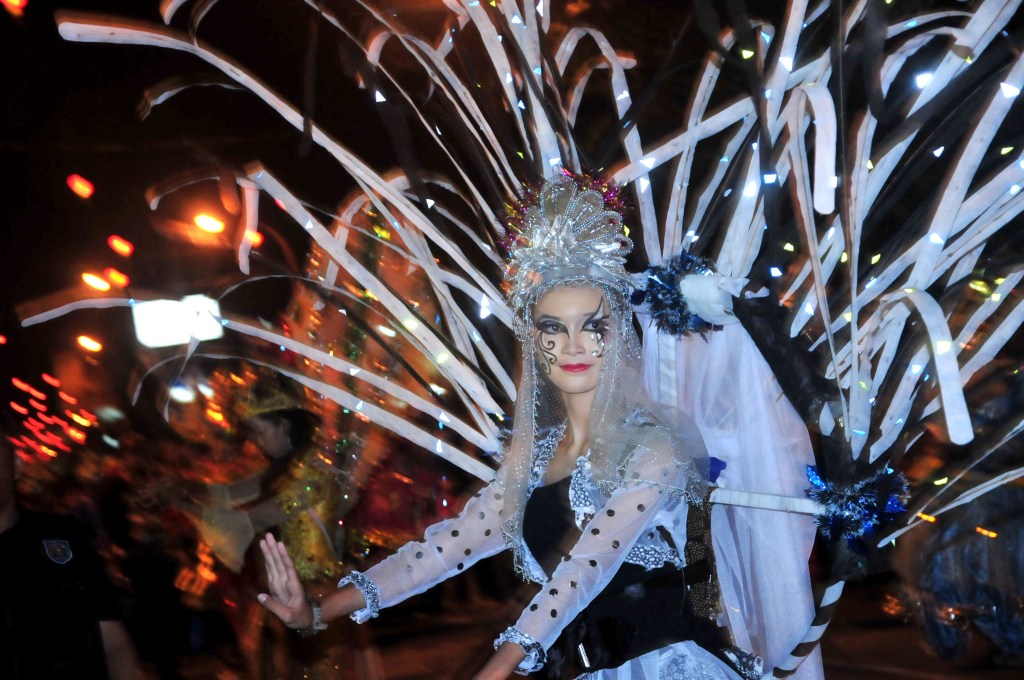 This image has an empty alt attribute; its file name is antarafoto-karnaval-batik-tegal-180515-ol-2.jpg